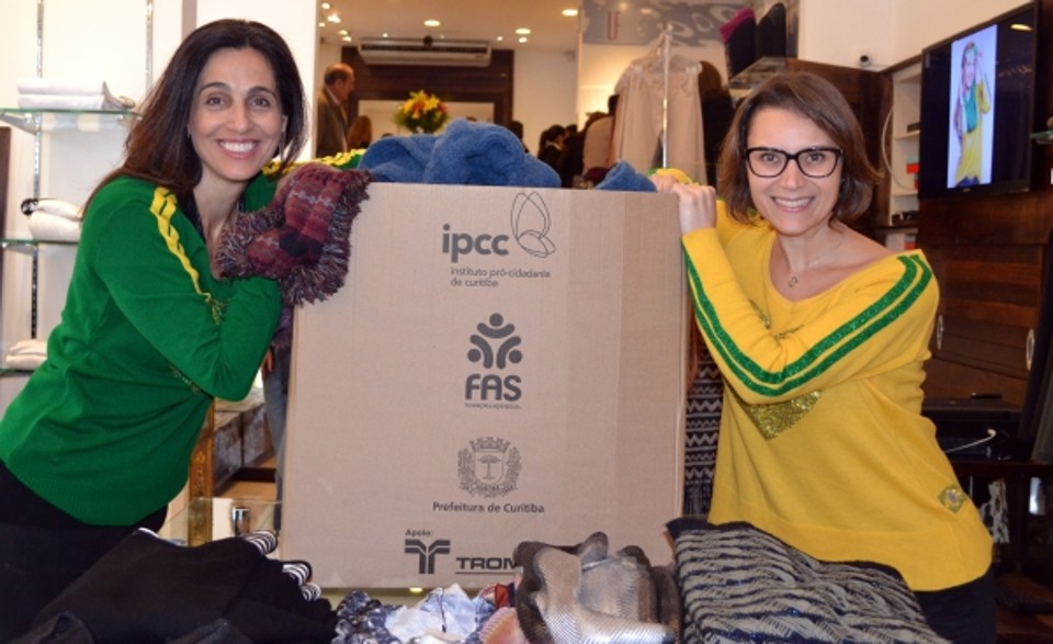 Ainda em clima de Copa do Mundo, a empresária e estilista Irit Czerny (à esq.), diretora da grife curitibana Lafort, e a presidente da FAS, Marcia Fruet, no almoço beneficente realizado ontem. O evento arrecadou cerca de 800 peças  entre blusas, casacos e cachecóis  para a campanha do agasalho de Curitiba | Karla Dudas
