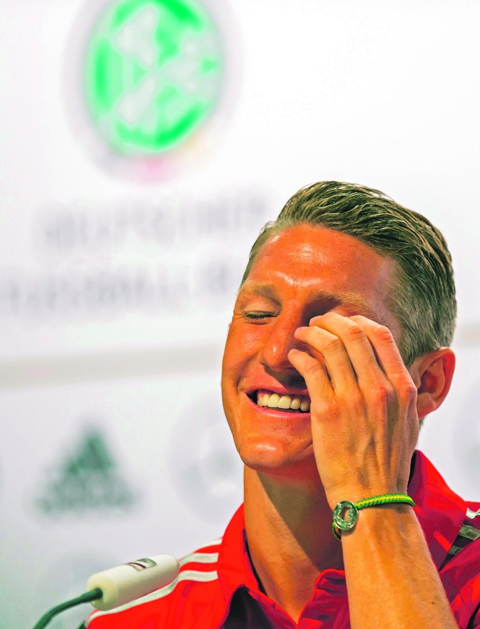 Schweinsteiger exibe pulseira verde e amarela em coletiva realizada ontem | Thomas Eisenhuth/EFE