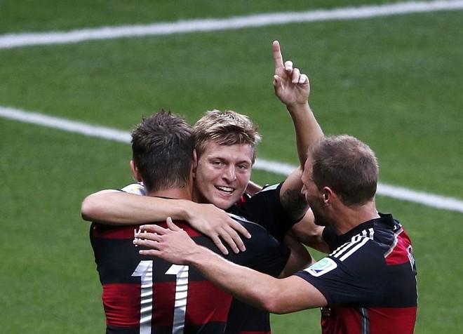 Toni Kroos comemora com jogadores da Alemanha | 