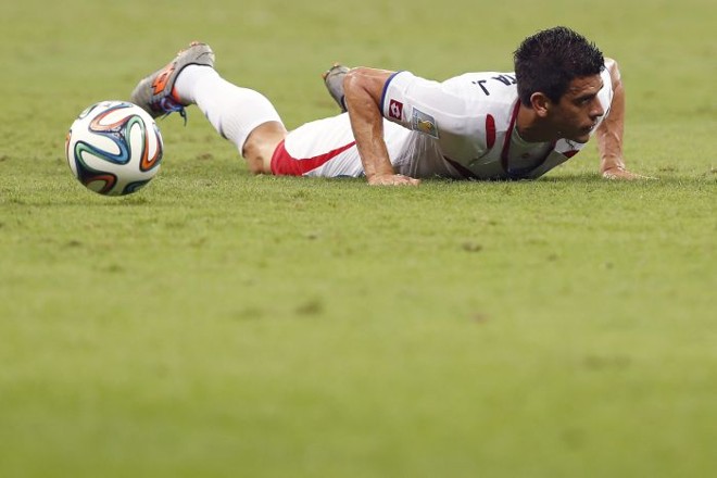 Johny Acosta cai após sofrer falta no jogo entre Holanda e Costa Rica |