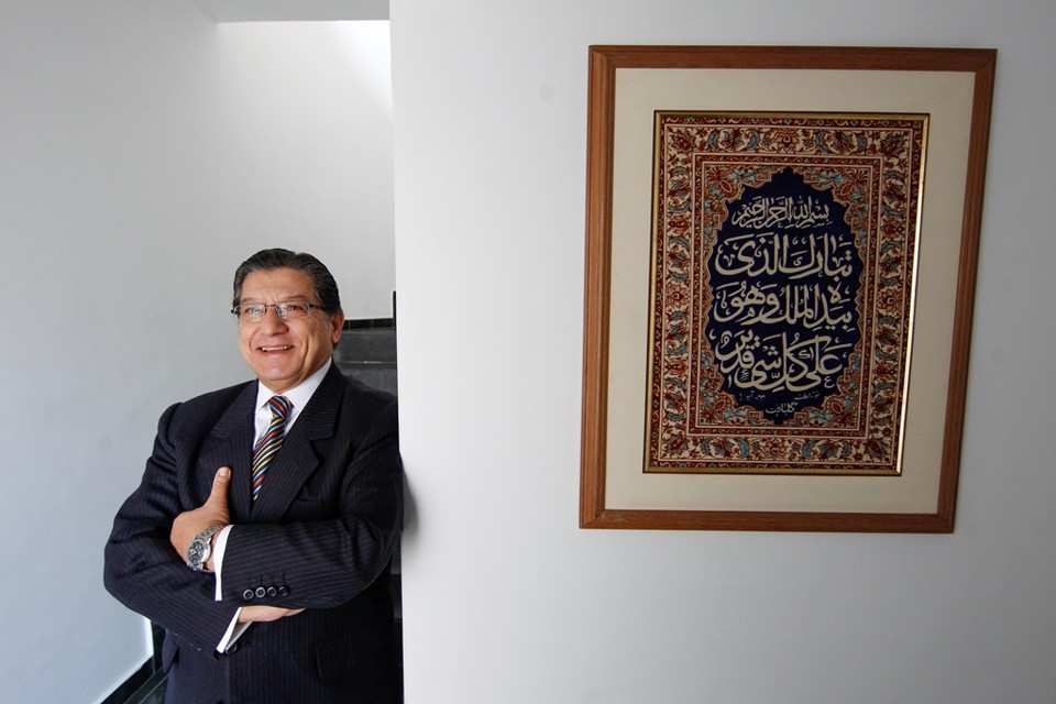 Jamil Iskandar vai para Paris em outubro. No quadro, lê-se: Louvado seja aquele que tem todo o poder em suas mãos, e sobre tudo pode, um versículo do Alcorão. | Daniel Castellano / Gazeta do Povo