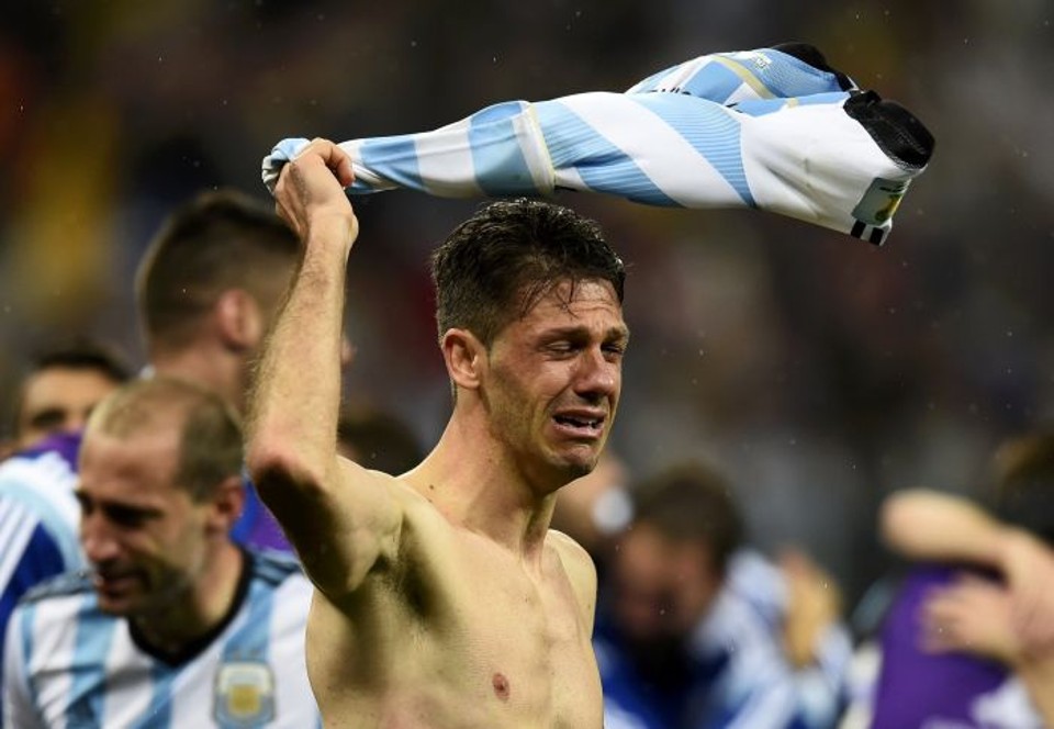 O zagueiro Demichelis chora após a Argentina vencer nos pênaltis a Holanda | REUTERS / Dylan Martinez
