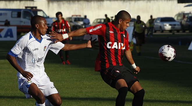 Atlético Parnanguara -Com a CBF exigindo pelo menos 10 mil lugares para a disputa da Série B, o Atlético optou por Paranaguá. Sem acordo com o Paraná (só mandou um jogo daquela competição na Vila Capanema por causa de um acerto de emergência), o Caraguejão virou a opção mais próxima. O gramado péssimo era um obstáculo, situação que foi contornada com o time assumindo a manutenção do campo. As baixas médias de público, já que a torcida não se animou a descer até o Litoral com muitas vezes em horários ruins, e o desempenho irregular do time, fez que o Atlético fosse atrás de uma alternativa para voltar a jogar em Curitiba. A passagem pelo Litoral durou nove partidas. | 
