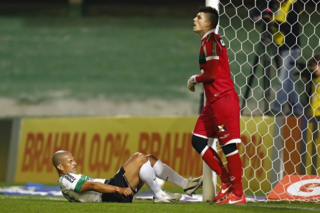 Alex caído após lance de ataque desperdiçado pelo Coxa | 