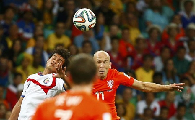 Costarriquenho Yeltsin Tejeda e holandês Robben disputam a bola |