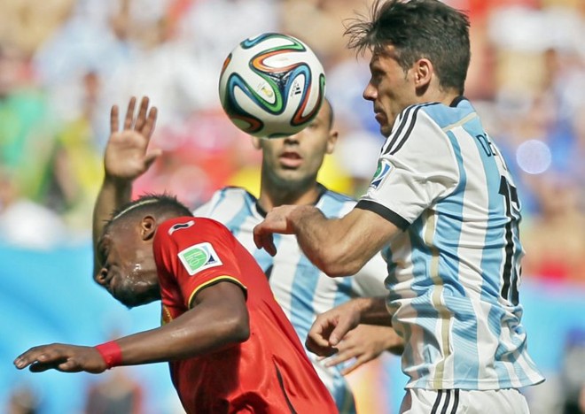 Belga Divock e argentino Demichelis disputam a bola |