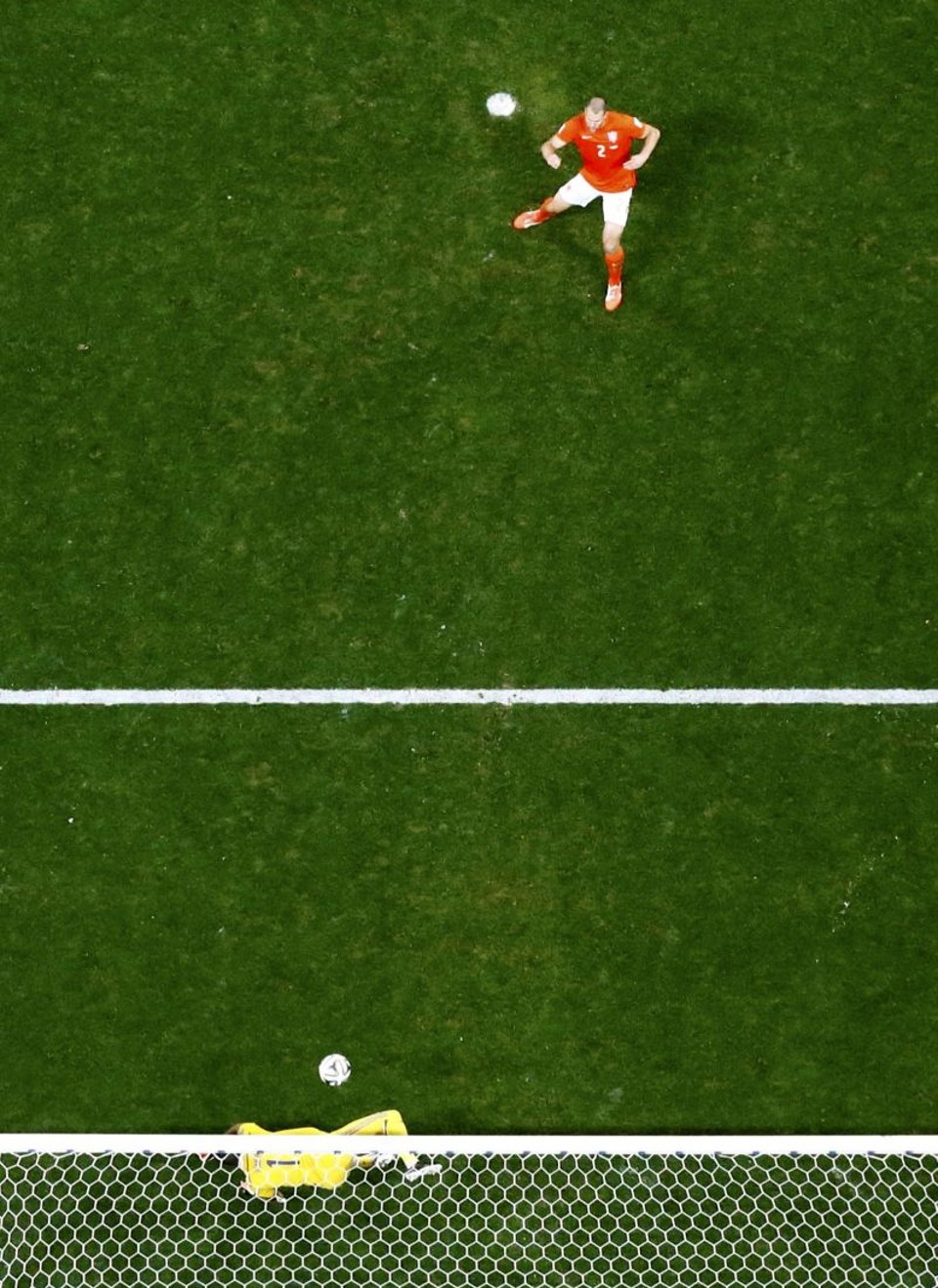 Romero começa a salvar a pele argentina no Itaquerão ao pegar pênalti de Vlaar | Pawel Kopczynski/ Reuters