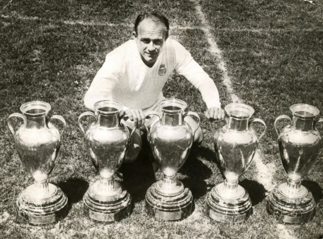 Alfredo di Stéfano e as cinco taças da Liga dos Campeões que conquistou pelo Real Madrid |