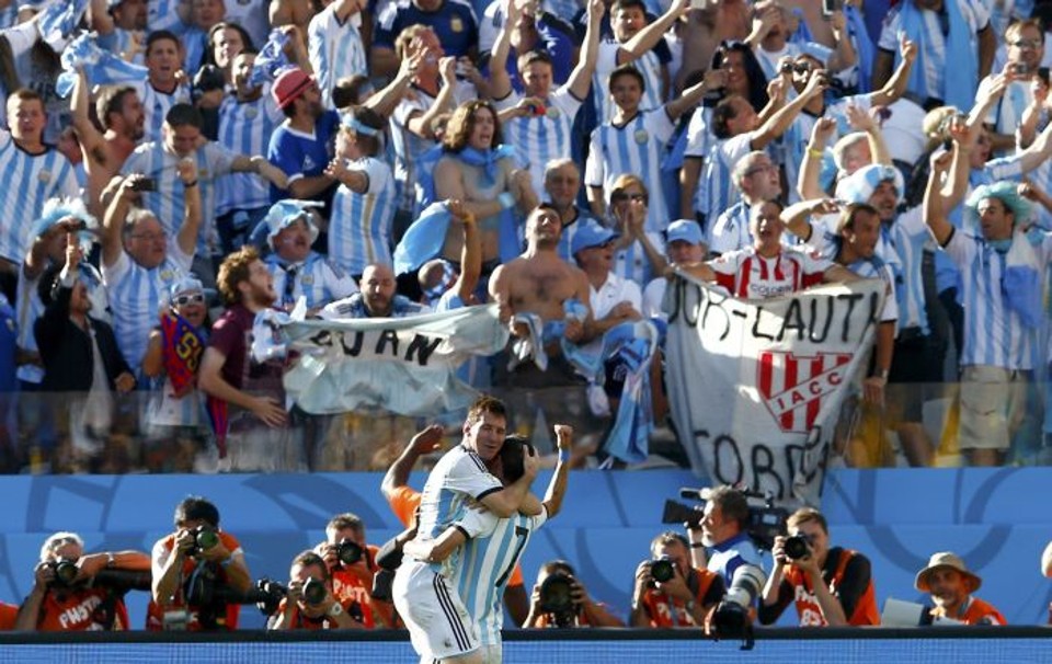 Torcida fez a festa durante Argentina e Suiça, mas deixou estragos no Itaquerão | Reuters