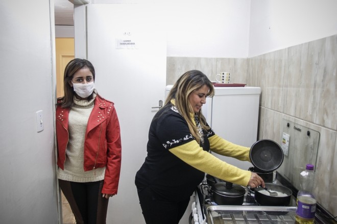 Há 45 dias, Maria Beatriz Gaudêncio Gama, de 16 anos, foi submetida a um transplante de fígado. Ela e a mãe, Raquel Vidas da Gama, de 34 anos, contam as horas para irem embora para casa, em Querência do Norte. Enquanto isso, a jovem permanece em tratamento, com direito a alimentação especial |