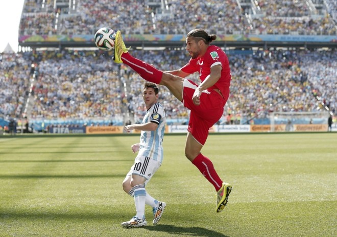 Ricardo Rodriguez enfrenta Messi da Argentina em partida das oitavas de final da Copa do Mundo |