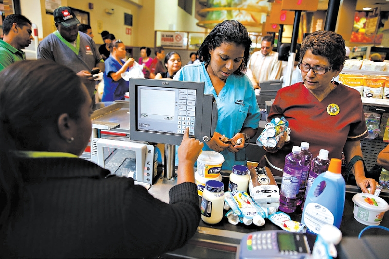 A crise está piorando para os venezuelanos, que enfrentam uma inflação de 60 por cento ao ano | Carlos Garcia Rawlins/REUTERS