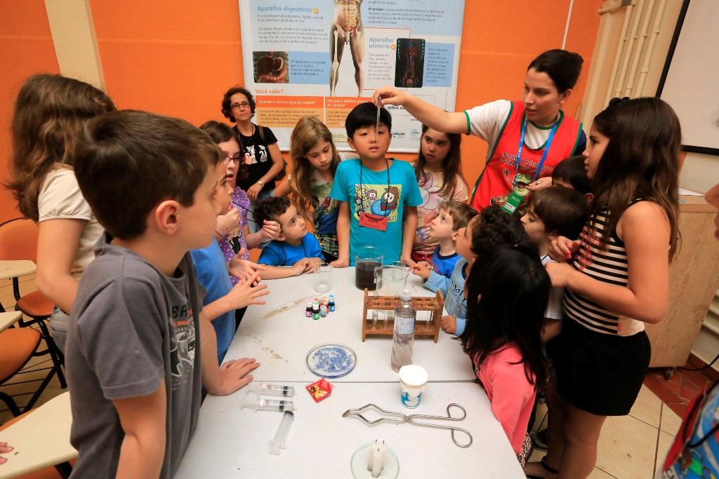 Atentas, crianças acompanham experiência apresentada por monitora. | Ivan Amorim / Gazeta do Povo