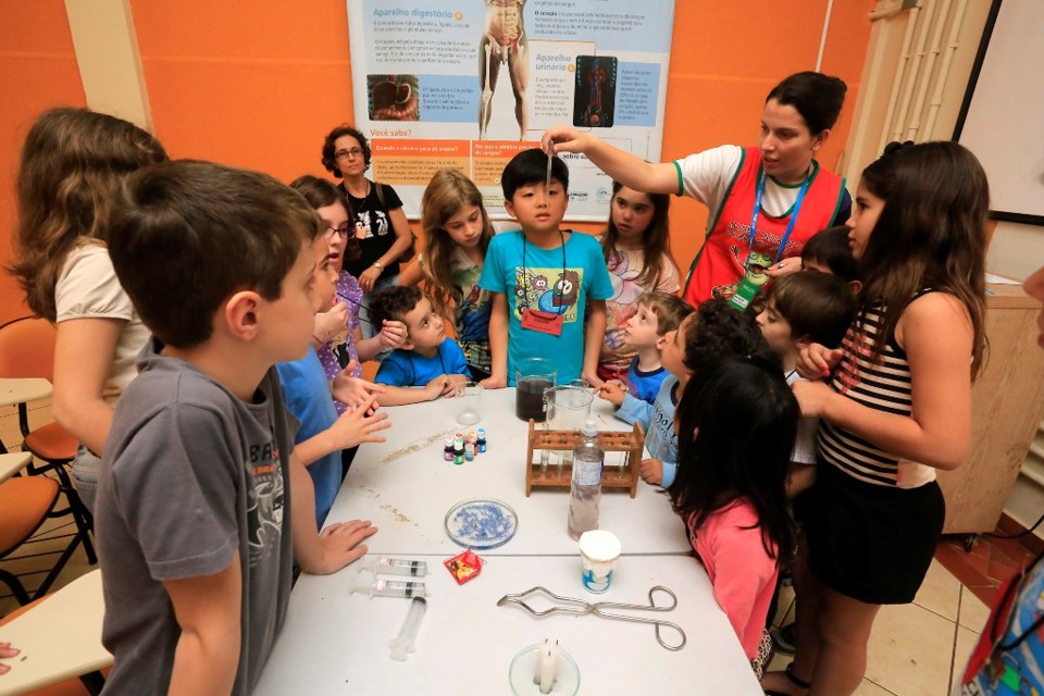 Ciência desbravada em museu da UEM Atentas, crianças acompanham experiência apresentada por monitora. | Ivan Amorim / Gazeta do Povo