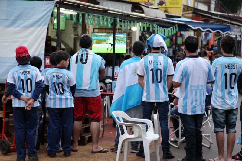 A cada jogada de sucesso, na defesa ou no ataque, os argentinos aplaudiam a seleção | Kiko Sierich/Gazeta do Povo