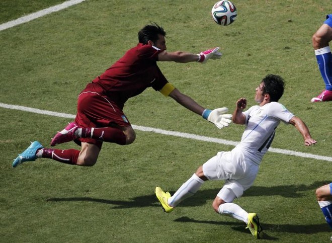 Buffon, goleiro da Itália, defende tentativa de gol do uruguaio Nicolas Lodeiro | 
