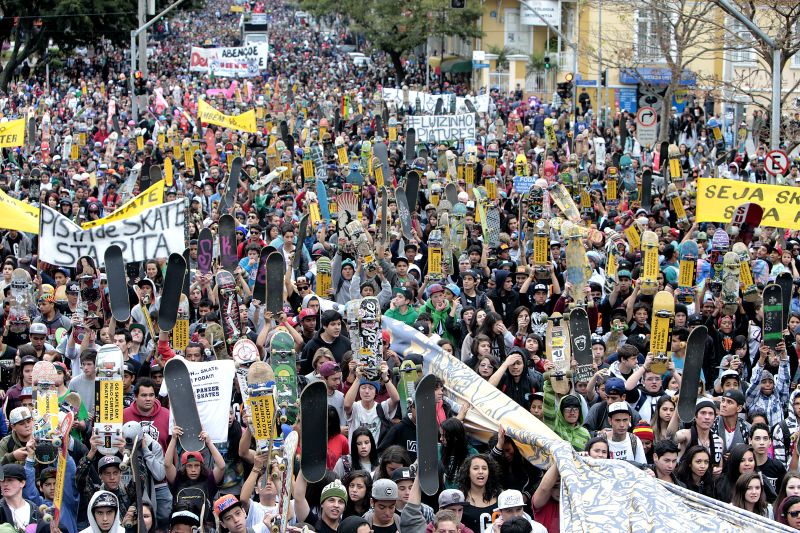 Apesar do frio e da chuva fina que caiu no meio da tarde, a animação não diminuiu no Go Skate Day | Cesar Machado/Gazeta do Povo