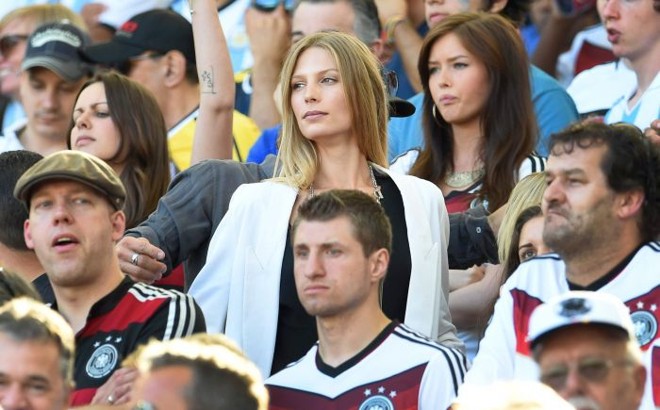 A modelo Sarah Brandner, namorada do meia alemão Schweinsteiger, na decisão entre Alemanha e Argentina no Maracanã | 