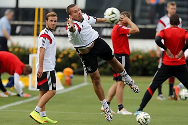 Atacante Podolski faz uma defesa improvisada durante treinamento da Alemanha |