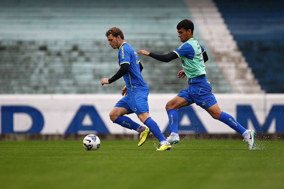 Lucas Coelho (esq), com três gols, foi destaque em treino do Grêmio | Lucas Uebel / Grêmio FBPA