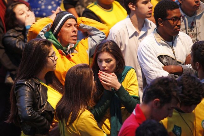 Torcedores na Pedreira Paulo Leminski sofrem com a goleada sofrida pelo Brasil para a Alemanha | 