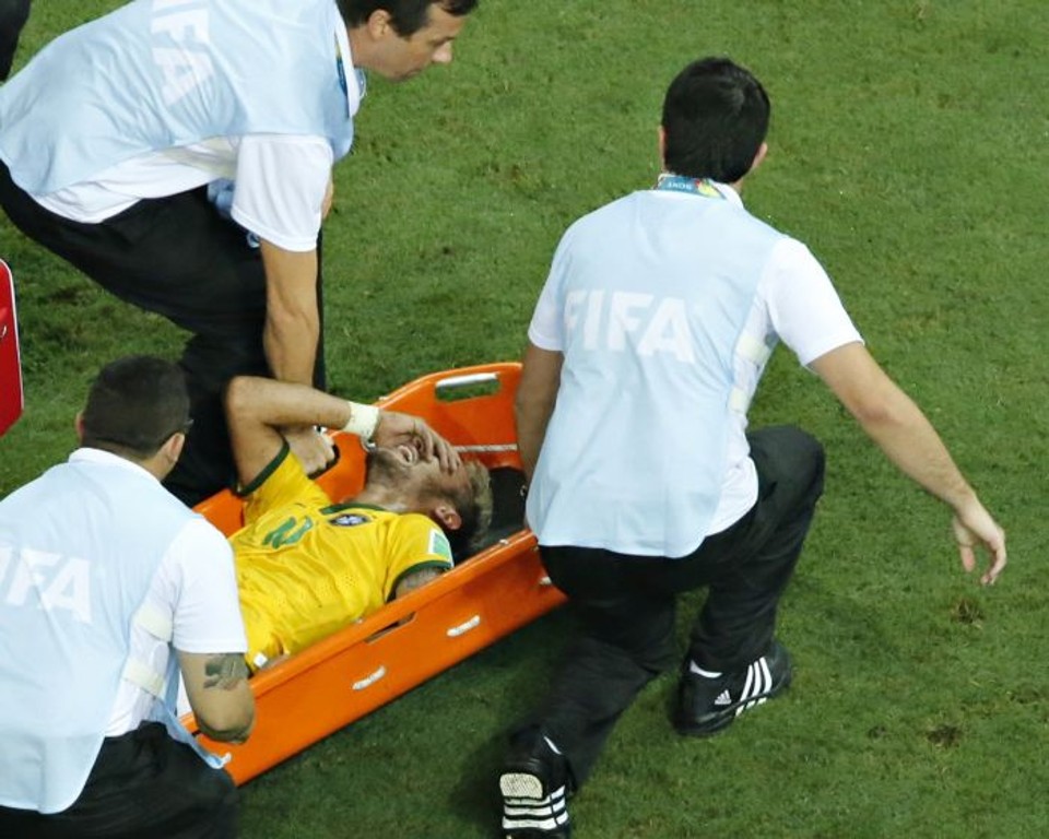 Neymar deixa o campo do Castelão após fraturar uma vértebra na partida contra a Colômbia | REUTERS / Fabrizio Bensch