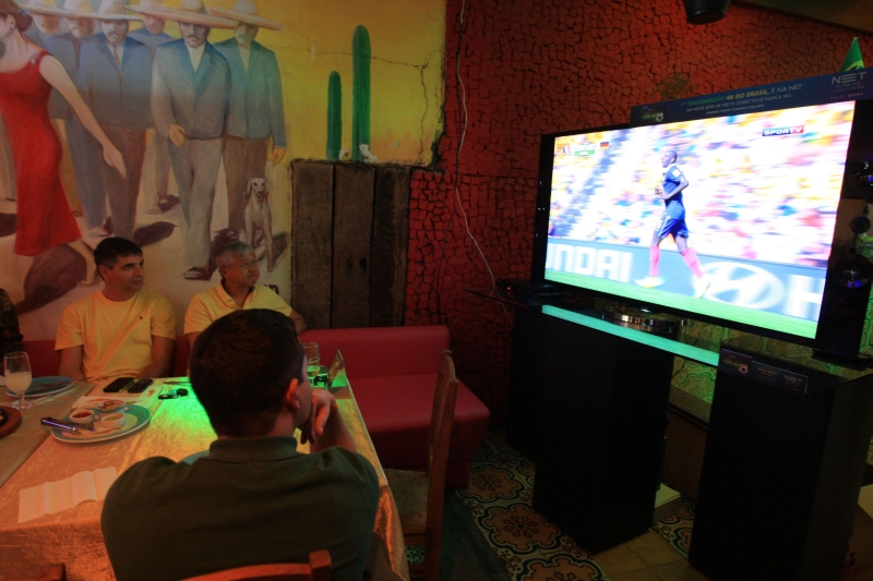 Transmissão em 4K do jogo França x Alemanha, na última sexta-feira, em Curitiba: nitidez da imagem e cores vibrantes enchem os olhos dos telespectadores | Ivonaldo Alexandre/ Gazeta do Povo