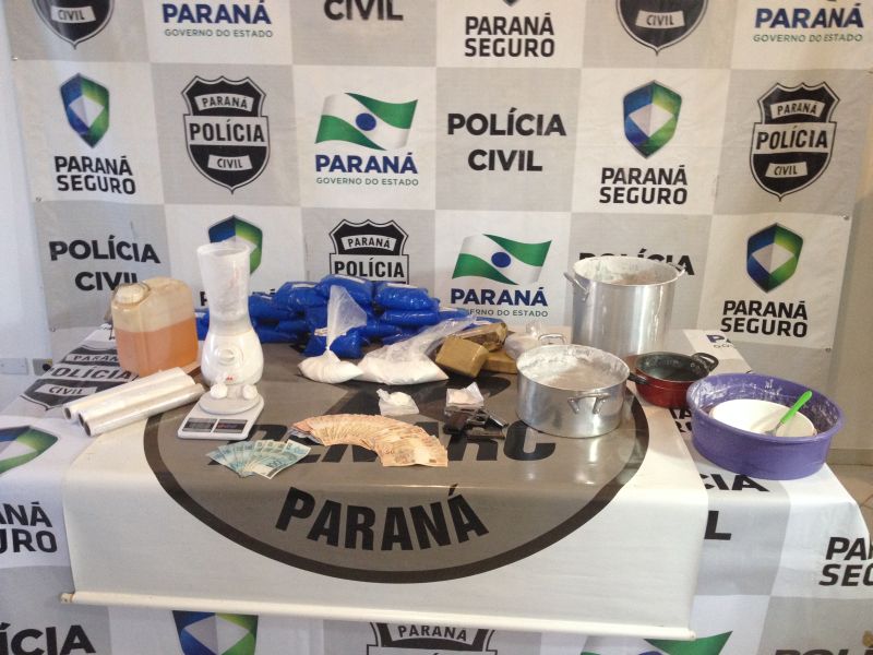 Policiais apreenderam cocaína, maconha e outros produtos utilizados para o refino de cocaína | Rodrigo Batista/Gazeta do Povo