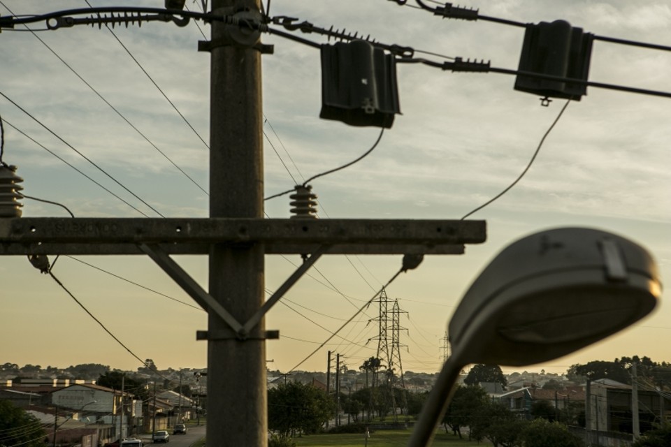 Postes de energia da Copel: ICMS é a única parcela da conta de luz sob controle dos estados | Marcelo Andrade/ Gazeta do Povo