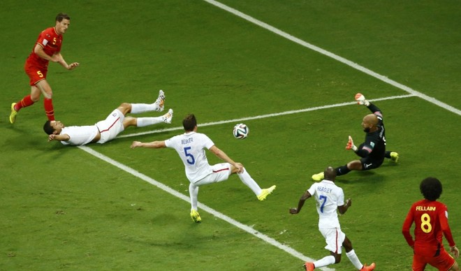 Jan Vertonghen tenta cruzamento, mas DaMarcus Beasley intercepta antes de Fellaini receber |