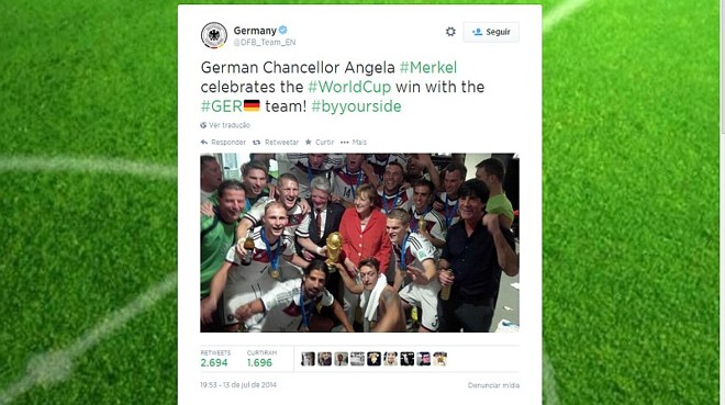 Perfil em inglês da seleção alemã mostrou foto da equipe com a chanceler Angela Merkel |