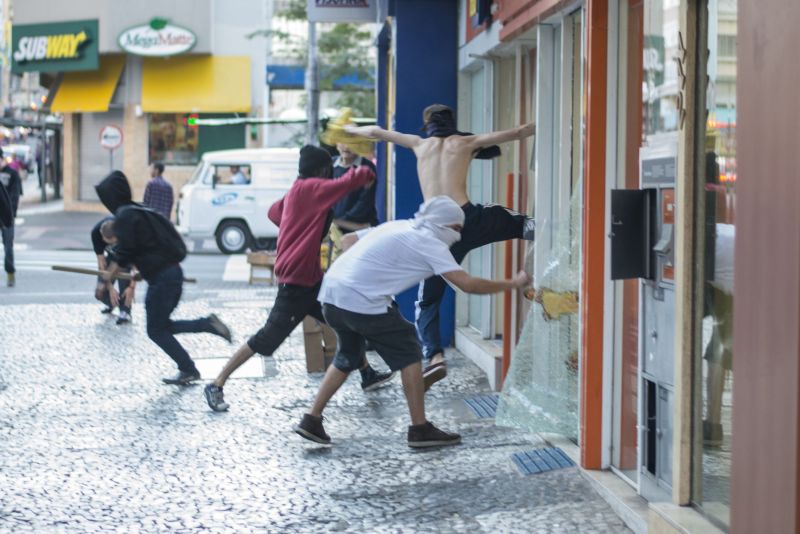 Ato em Curitiba, no dia 16 de junho, terminou com agências bancárias depredadas | Henry Milleo/ Gazeta do Povo