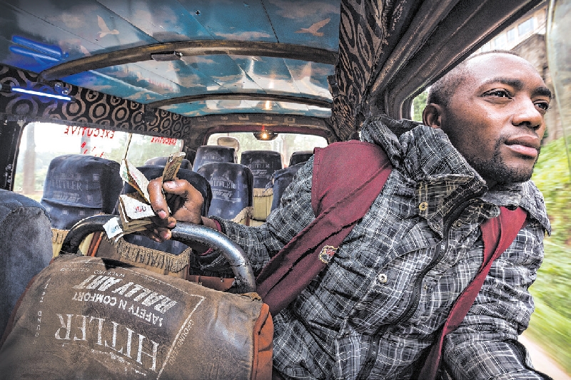 No Quênia, micro-ônibus chamados matatus operam com dinheiro vivo e desrespeitam as leis. O Google e o governo esperam adotar os cartões de pagamento eletrônicos | SVEN TORFINN PARA The New York Times