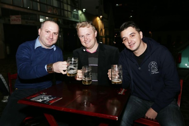 Outro bar: Gastar mais dinheiro em táxi do que no próprio bar foi um dos pontos que fez com que o instrutor de treinamentos Thiago Moraes dos Reis (à esq.), de 28 anos, mudasse alguns hábitos. Morando em São Bernardo do Campo, na Grande São Paulo, ele era frequentador de bares da Vila Madalena, na capital paulista. Como teria de pagar uma taxa extra da transferência de município, decidiu sair na própria cidade ou beber em casa. Acompanhado dos amigos Leandro Vays (ao centro), de 25 anos, e Ariel Clayton Lopes, de 23 anos, aproveitavam uma semana de treinamento em Curitiba para tomar um chopp despreocupados. Para ele, a Lei Seca pegou pelo motivo errado.