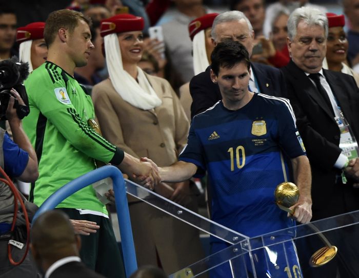 Goleiro alemão Neuer cumprimenta Messi na entrega da Bola de Ouro da Copa | Reuters