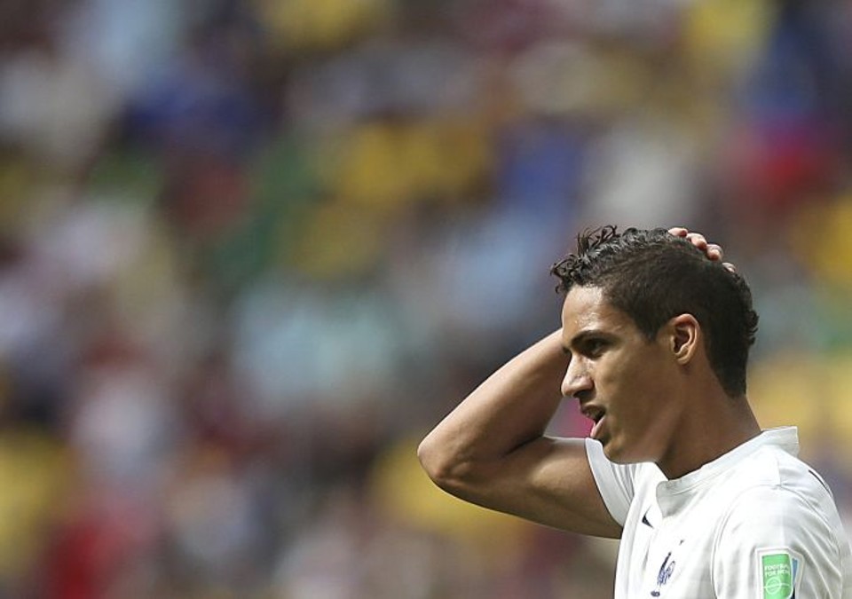 Varane sentiu os primeiros sintomas da desidratação durante após o jogo contra a Nigéria | EFE / Fernando Bizerra Jr.