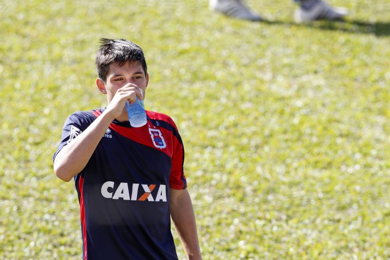 Lucas Otávio quebrou um dos dedos no último jogo do Paraná, mas vai enfrentar a Lusa | Antônio More / Gazeta do Povo