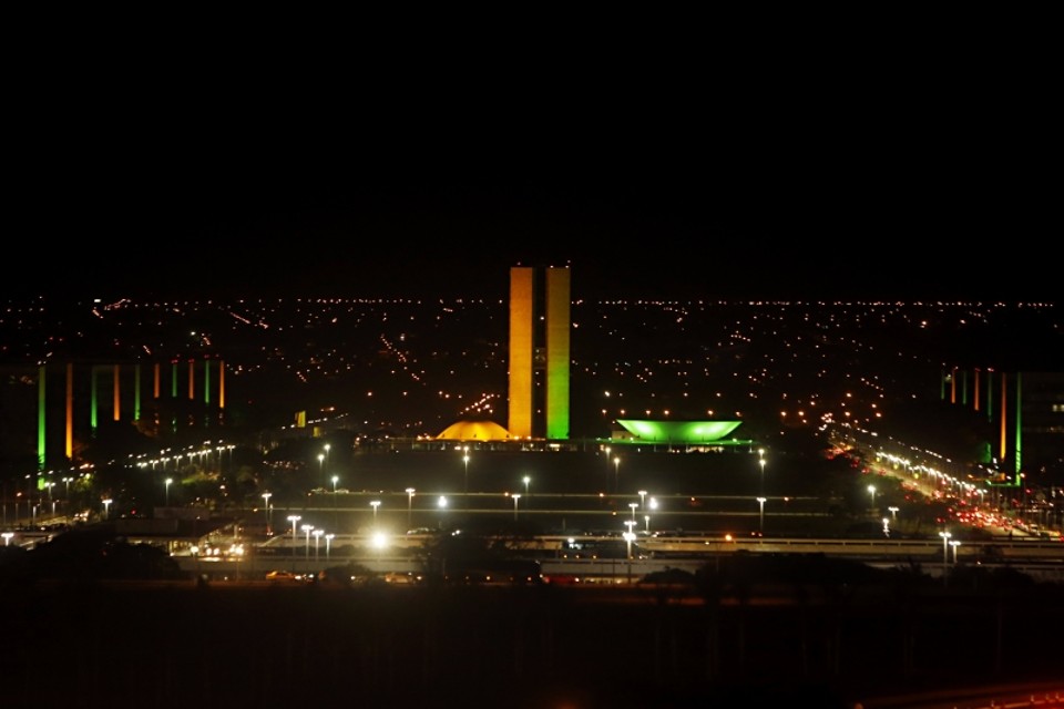 Durante o Mundial, as cúpulas do Senado e da Câmara estão iluminadas de verde e amarelo | Albari Rosa, enviado especial/ Gazeta do Povo
