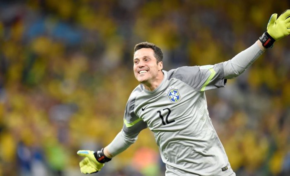 O goleiro do Brasil Julio Cesar disse que discurso do zagueiro Thiago Silva antes do jogo contra a Colômbia motivou a equipe | EFE / Georgi Licovski