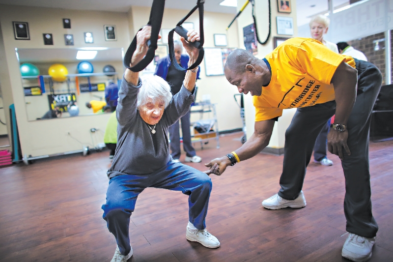 Martin Luther King Addo abriu sua academia perto da casa de Shirley Friedman, de 90 anos, que hoje é sua cliente fiel | Chang W. Lee/The New York Times