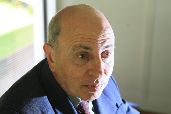 Giacoia assina a resolução que garante o benefício |