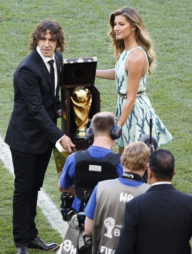 O espanhol Puyol e a modelo Gisele Bundchen apresentam o troféu da Copa do Mundo |