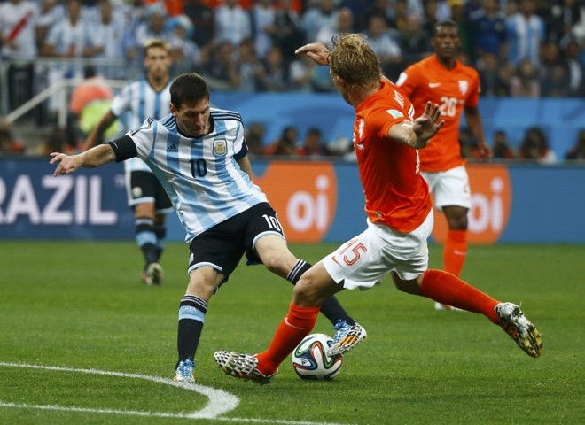 Messi e Dirk Kuyt disputam por posse de bola em jogo de semifinal | 