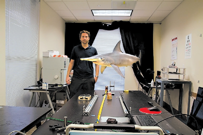 A start-up Magic Leap usa campos de luz digitais para fazer pessoas enxergarem um tubarão nadando sobre elas | magic leap