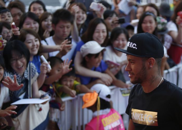 Neymar foi recebido por uma multidão no aeroporto de Tóquio | Reuters