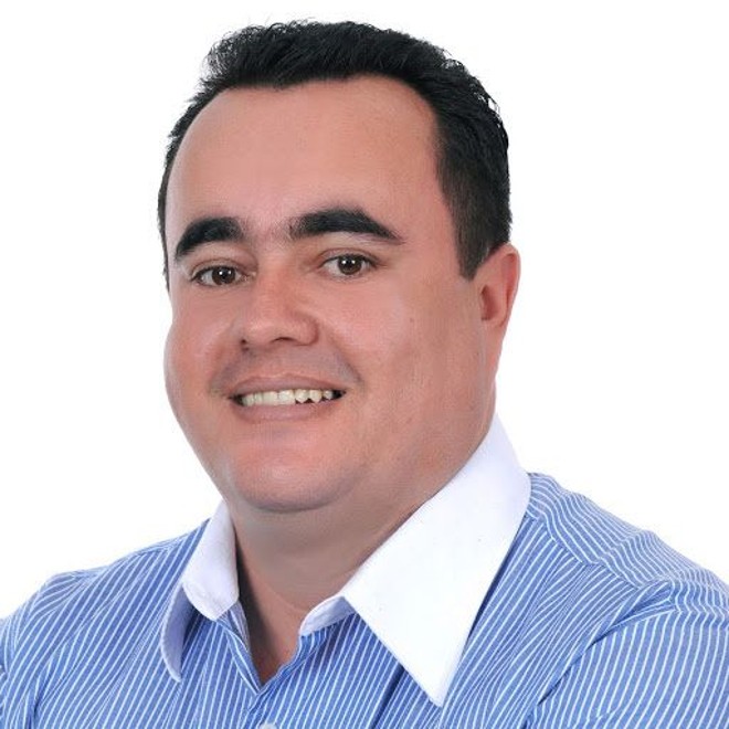 Adilson Silva Nome completo: Adilson dos Santos Silva Naturalidade: Arapuã (PR) Formação: Teologia Partido: PRTB Biografia: Adilson é diretor do Movimento Cristão Brasileiro (MCB) e Ministro do Evangelho. O candidato de 39 anos atua em entidades sociais na Região Metropolitana de Londrina, e em 2012 tentou vaga como vice-prefeito de Ibiporã pelo PR. | 