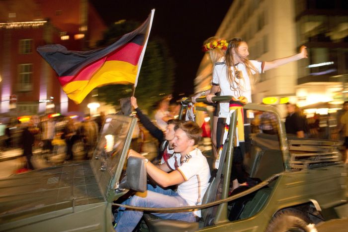 Alemães festejam conquista da Copa nas ruas de Stuttgart | EFE