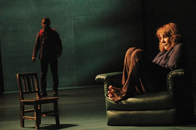 Na primeira parceria com o grupo curitibano, Renata integrou o elenco de Esta Criança |