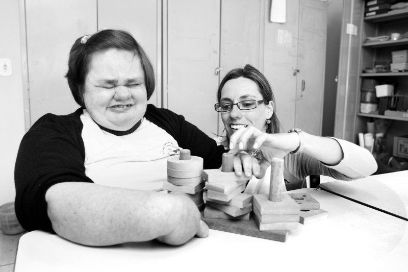 Aos 36 anos, Valquíria Zampar aprende conteúdos escolares e habilidades domésticas na Apae | Gilberto Abelha/ Jornal de Londrina