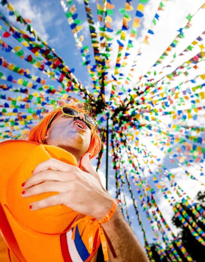 Torcedores da Holanda colorem de laranja as ruas do Pelourinho, em Salvador |